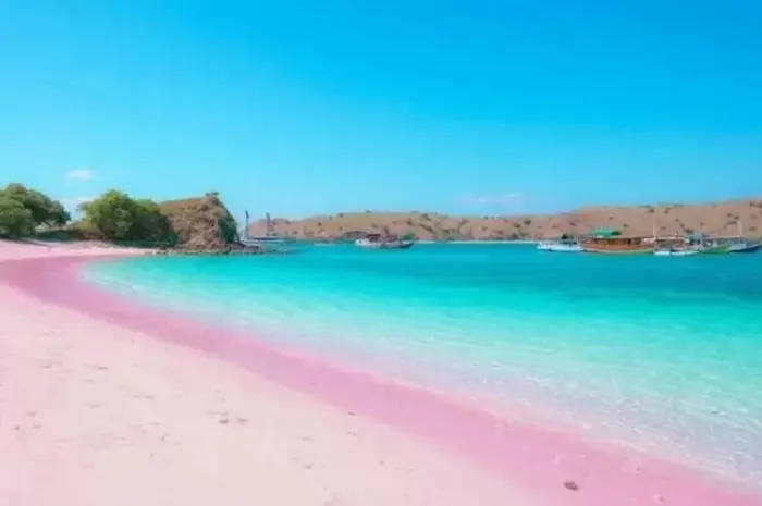 Pantai Tiga Warna Malang